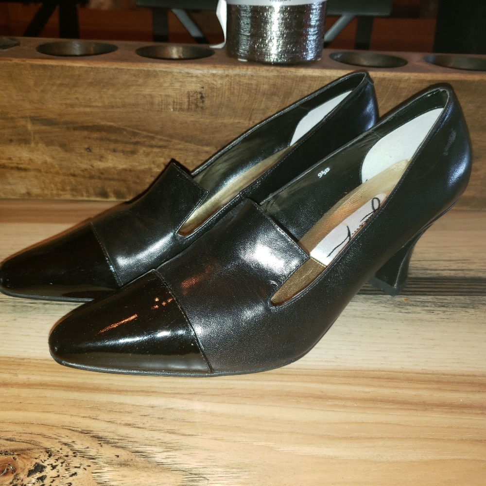 Judi Z.  Size 9.5.  BLK Leather. Cute!